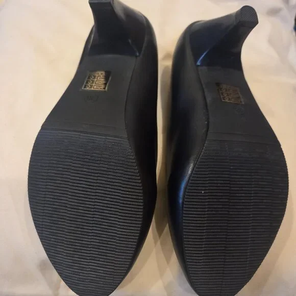 Black Court Shoes. - Picture 5 of 8